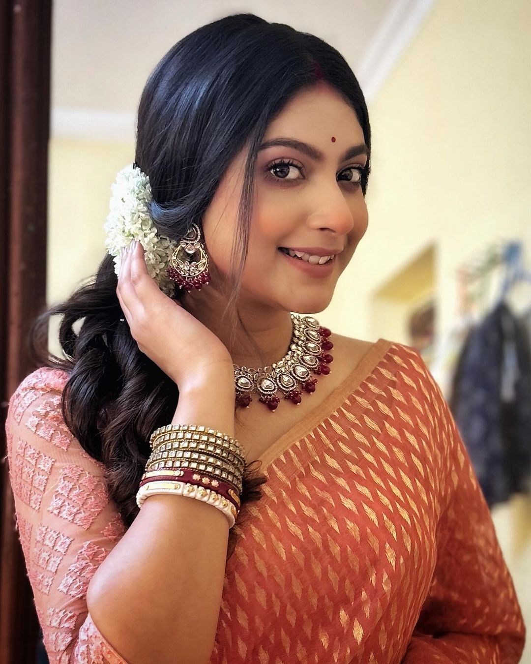 গাড়ির ভেতর বসে পোজ দিচ্ছেন টেলি অভিনেত্রী শুভস্মিতা, দেখুন ছবি   