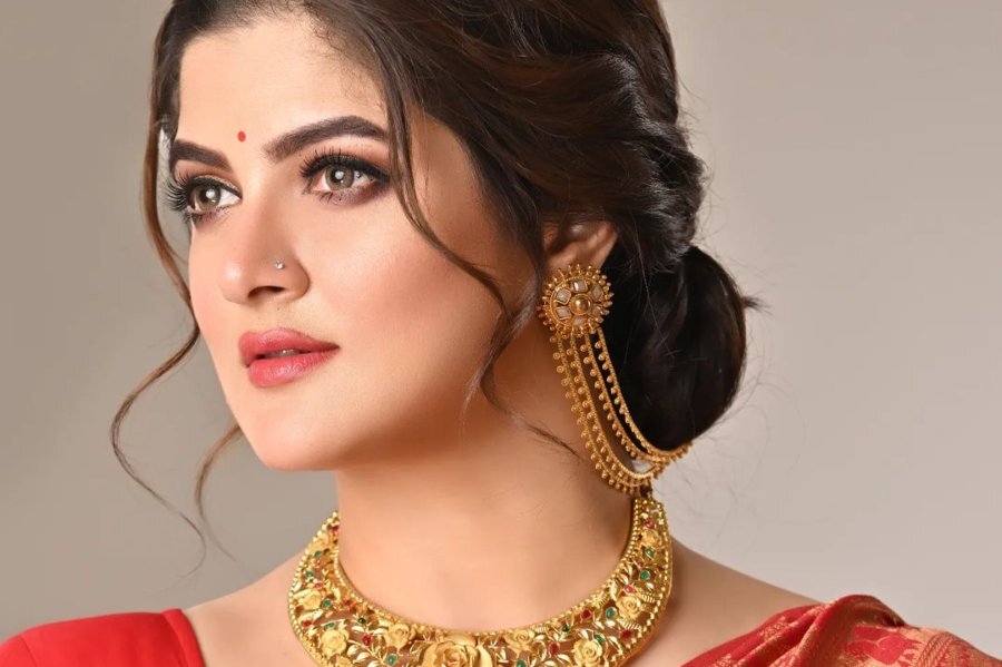 জলকেলিতে ব্যস্ত ফ্যাশনিস্তা শ্রাবন্তী, টলি ডিভার রূপে বিভোর নেটবাসী  