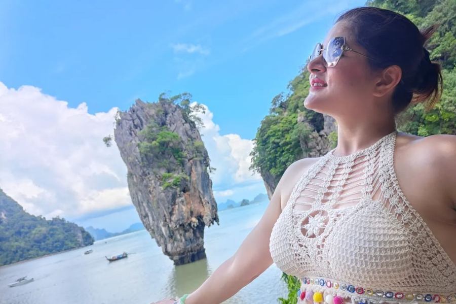 জলকেলিতে ব্যস্ত ফ্যাশনিস্তা শ্রাবন্তী, টলি ডিভার রূপে বিভোর নেটবাসী  