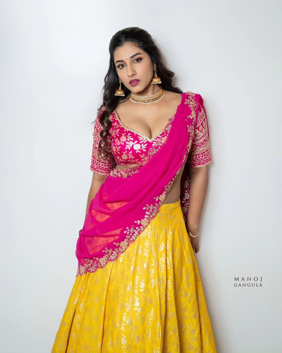 లంగా వోణీలో విష్ణు ప్రియ యవ్వనాల విందు.. ముద్దుగుమ్మ యమ జోరులో ఉందిలే.!