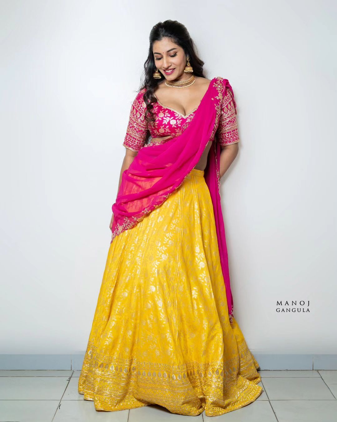 లంగా వోణీలో విష్ణు ప్రియ యవ్వనాల విందు.. ముద్దుగుమ్మ యమ జోరులో ఉందిలే.!