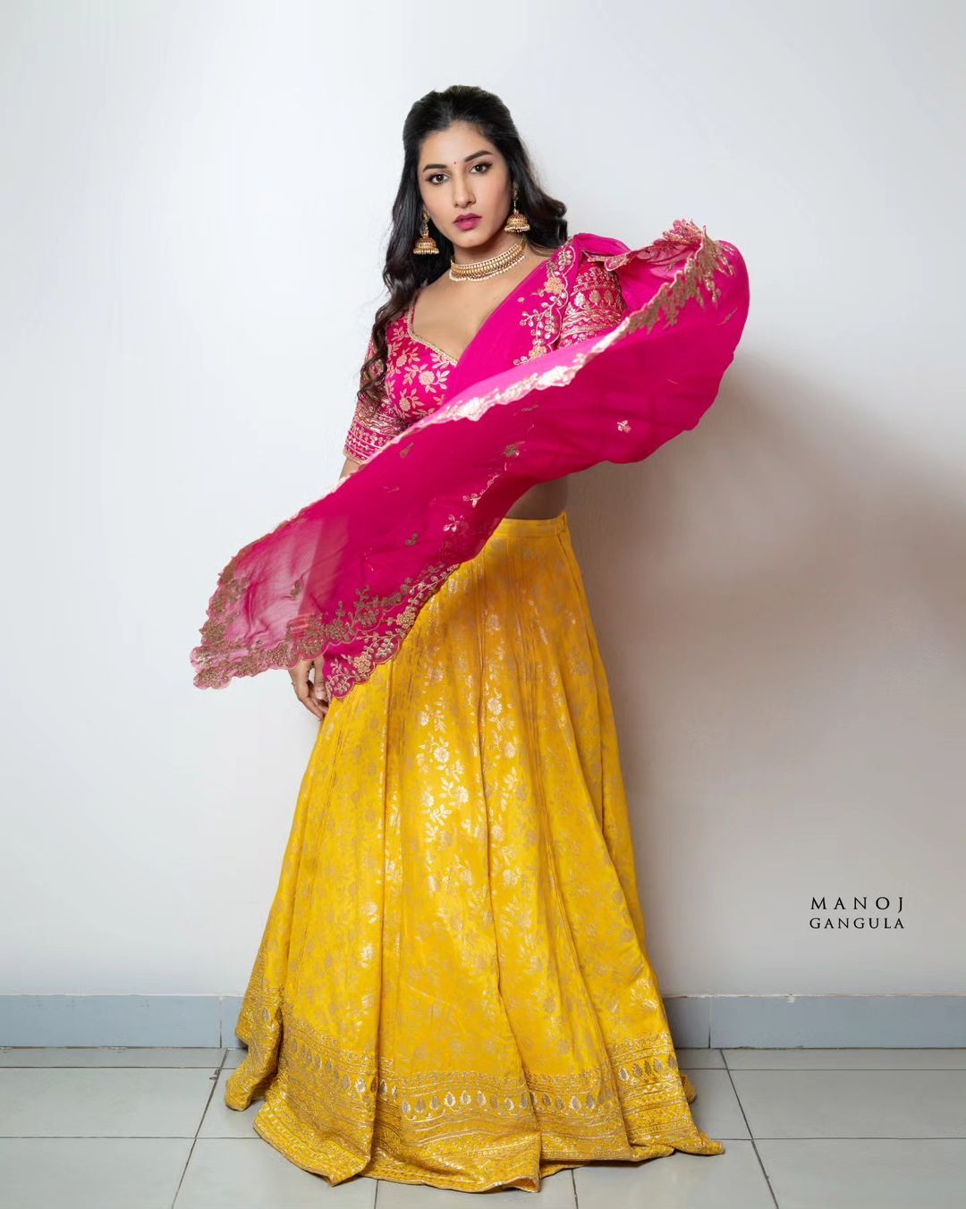 లంగా వోణీలో విష్ణు ప్రియ యవ్వనాల విందు.. ముద్దుగుమ్మ యమ జోరులో ఉందిలే.!