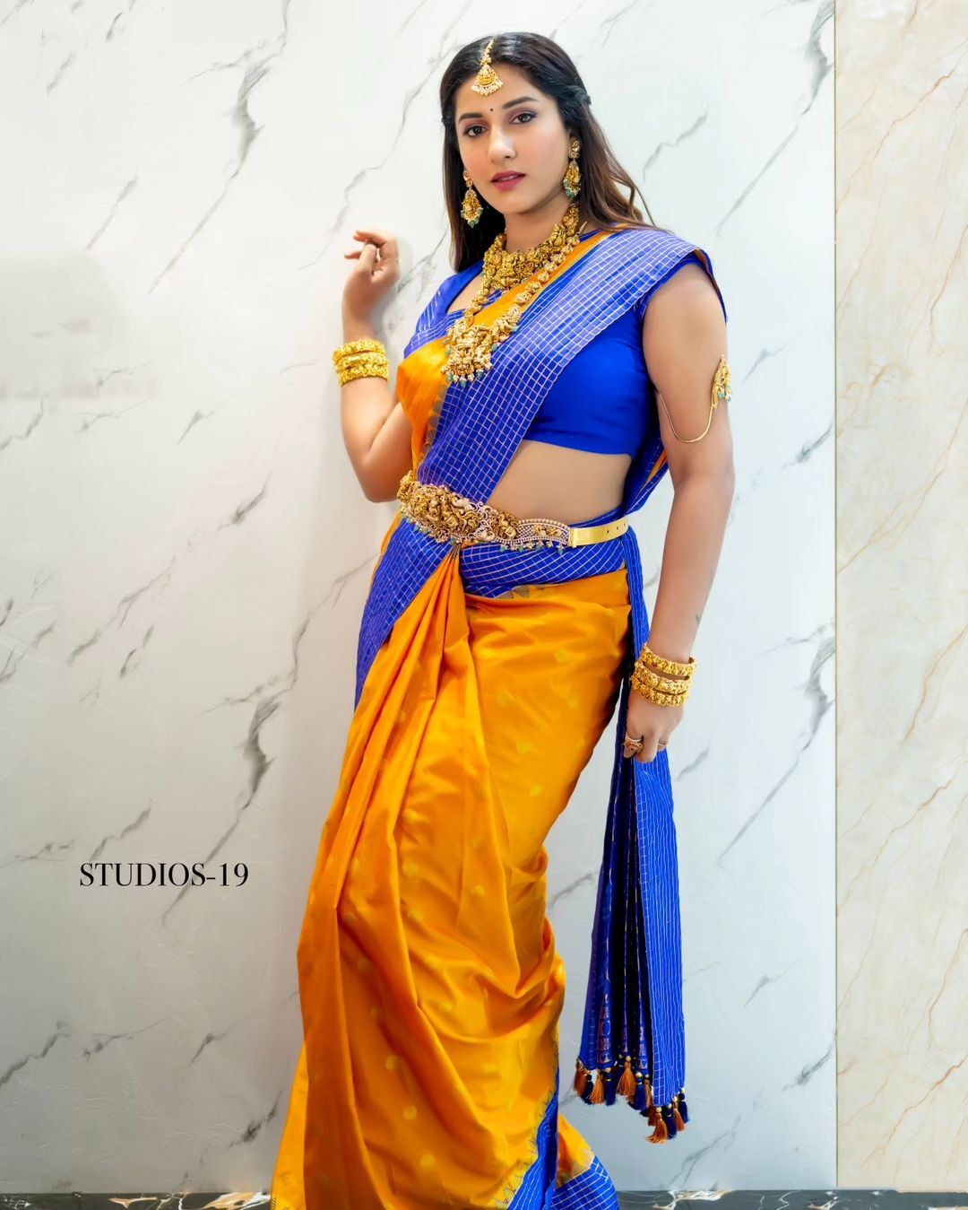 లంగా వోణీలో విష్ణు ప్రియ యవ్వనాల విందు.. ముద్దుగుమ్మ యమ జోరులో ఉందిలే.!