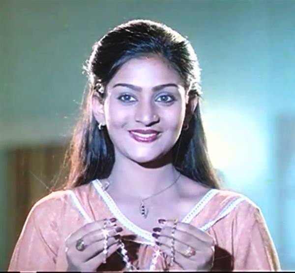 PHOTOS: முந்தானை முடிச்சி படத்தில் வரும் 'பட்டு' டீச்சரை நியாபகம் இருக்கா? இப்போ எப்படி இருக்காங்கன்னு பாருங்களேன்!