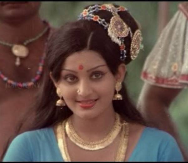 PHOTOS: முந்தானை முடிச்சி படத்தில் வரும் 'பட்டு' டீச்சரை நியாபகம் இருக்கா? இப்போ எப்படி இருக்காங்கன்னு பாருங்களேன்!