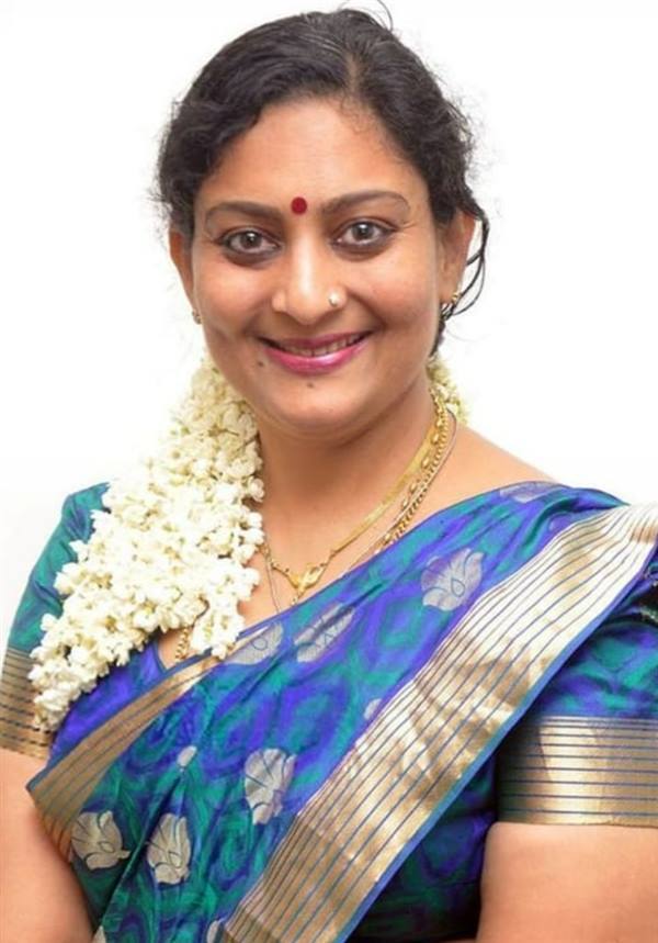 PHOTOS: முந்தானை முடிச்சி படத்தில் வரும் 'பட்டு' டீச்சரை நியாபகம் இருக்கா? இப்போ எப்படி இருக்காங்கன்னு பாருங்களேன்!