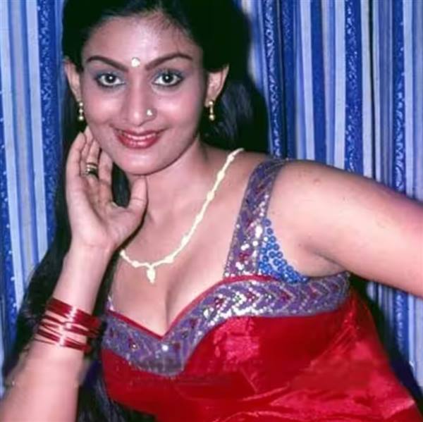 PHOTOS: முந்தானை முடிச்சி படத்தில் வரும் 'பட்டு' டீச்சரை நியாபகம் இருக்கா? இப்போ எப்படி இருக்காங்கன்னு பாருங்களேன்!