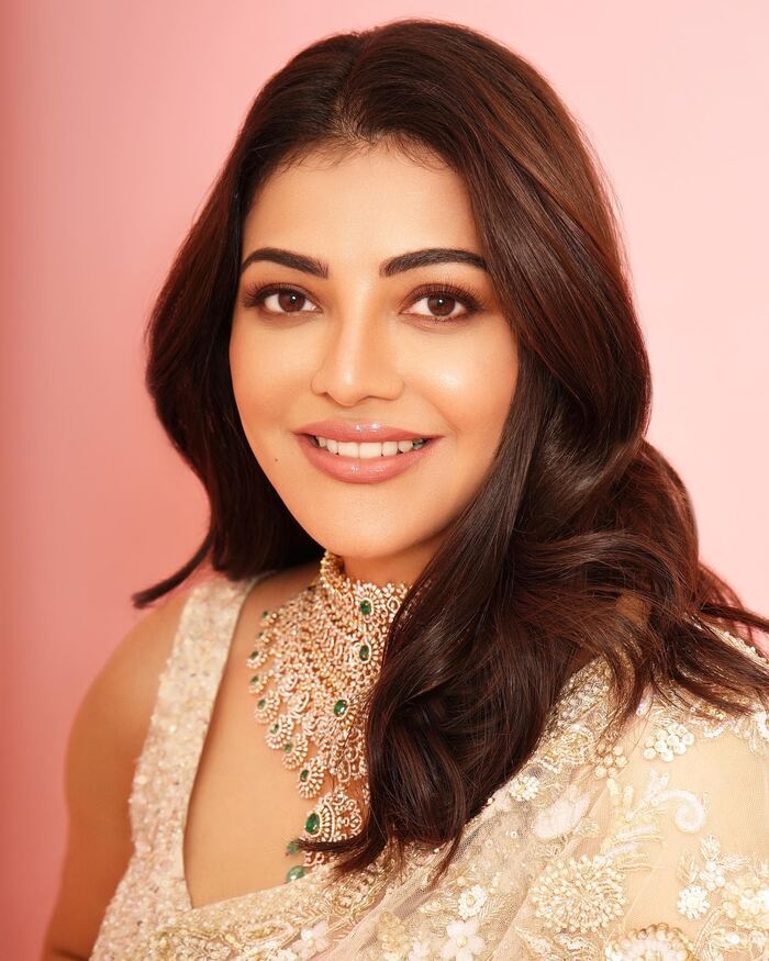 కాజల్ అగర్వాల్ అందాల జలపాతం..  చీరకట్టులో చిచ్చుపెట్టేస్తోందిగా?