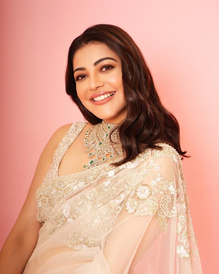 కాజల్ అగర్వాల్ అందాల జలపాతం..  చీరకట్టులో చిచ్చుపెట్టేస్తోందిగా?