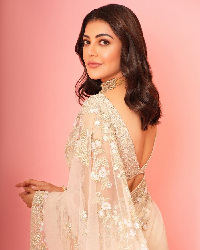 కాజల్ అగర్వాల్ అందాల జలపాతం..  చీరకట్టులో చిచ్చుపెట్టేస్తోందిగా?