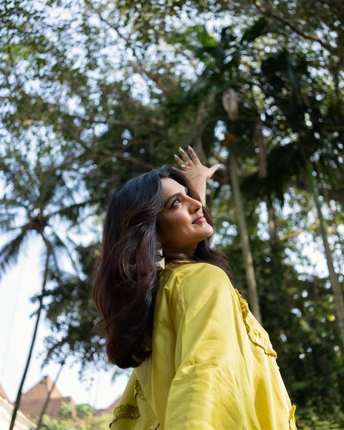 Parvathy Thiruvothu: പുത്തന്‍ രൂപഭാവങ്ങളുമായി ഫോട്ടോക്ക് പോസ് ചെയ്ത് പാര്‍വ്വതി തിരുവോത്ത്, കാണാം പുത്തന്‍ ഫോട്ടോകള്‍....