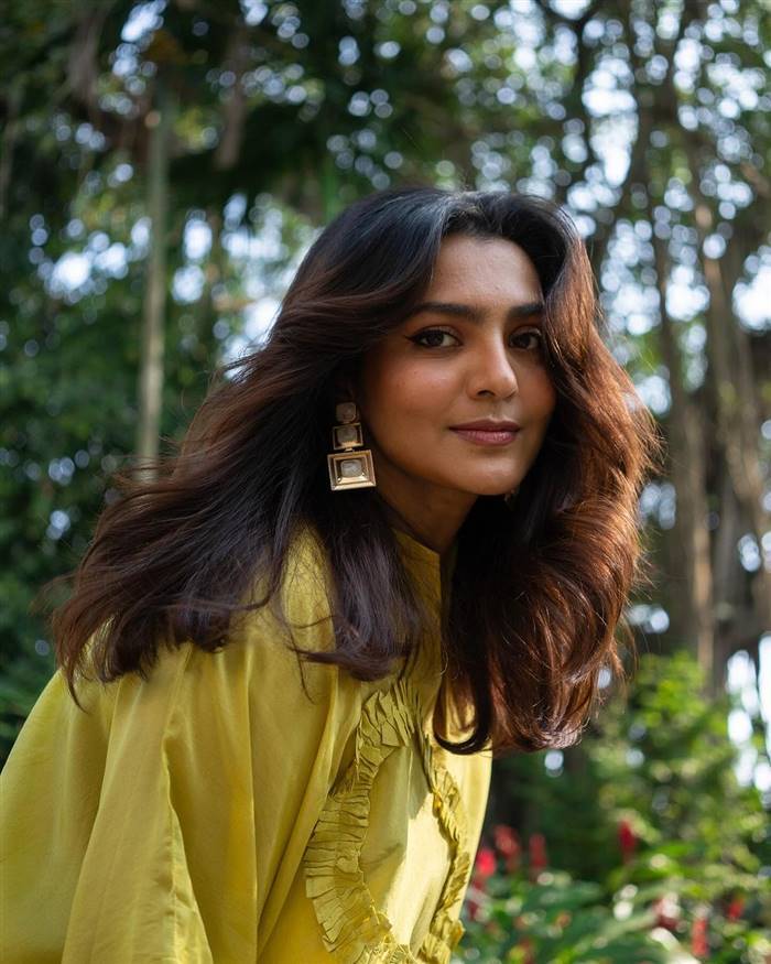 Parvathy Thiruvothu: പുത്തന്‍ രൂപഭാവങ്ങളുമായി ഫോട്ടോക്ക് പോസ് ചെയ്ത് പാര്‍വ്വതി തിരുവോത്ത്, കാണാം പുത്തന്‍ ഫോട്ടോകള്‍....