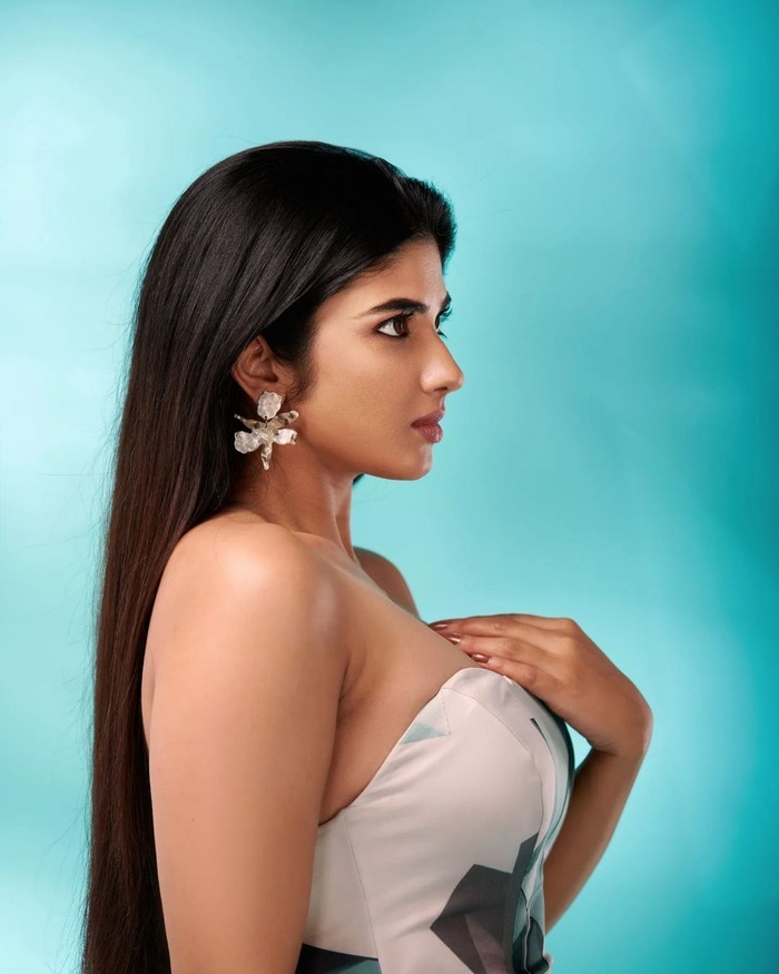 మత్తెక్కించే అందాలతో మాయ చేస్తున్న ప్రగ్యా నగ్రా. Actress Pragya Nagra Latest Stills Goes