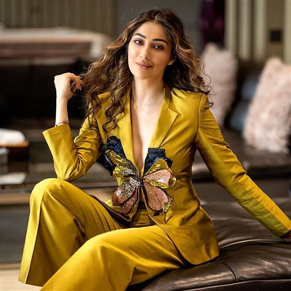 PHOTOS: கையில் க்ளாஸுடன் வேற லெவெலில் வைப் ஆன ராய் லட்சுமி.. லேட்டஸ்ட் புகைப்படங்கள் 