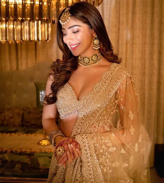 PHOTOS: கையில் க்ளாஸுடன் வேற லெவெலில் வைப் ஆன ராய் லட்சுமி.. லேட்டஸ்ட் புகைப்படங்கள் 