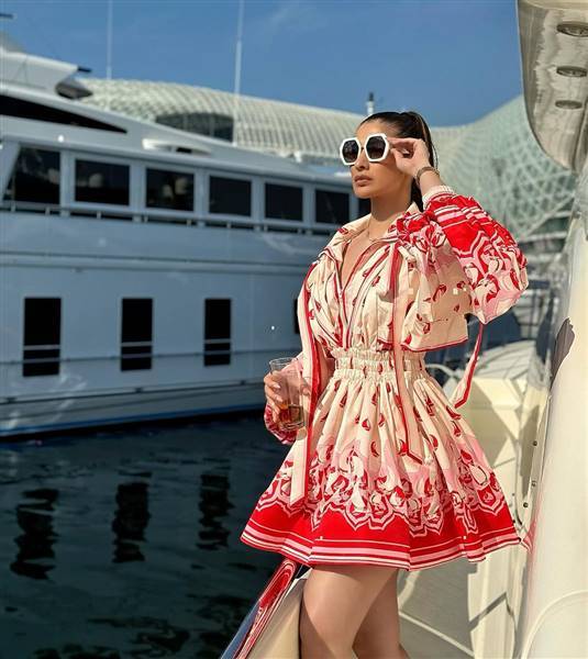 PHOTOS: கையில் க்ளாஸுடன் வேற லெவெலில் வைப் ஆன ராய் லட்சுமி.. லேட்டஸ்ட் புகைப்படங்கள் 