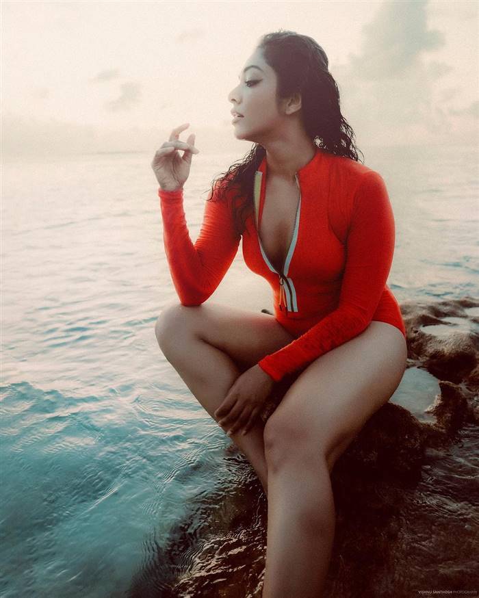 Rima Kallingal: ബ്ലെയ്‌സ് ഓഫ് അറോറ! ചുവപ്പ് സ്വിം സ്യൂട്ടില്‍ ബോള്‍ഡ് ആന്റ് പവര്‍ഫുള്‍ ലുക്കില്‍ റിമ കല്ലിങ്കല്‍, ഫോട്ടോസ് കാണാം...