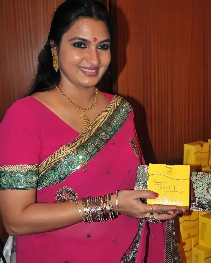 PHOTOS: 50 வயதாகும் 'சின்ன கவுண்டர்' பட நாயகியா இது? ஆளே டோட்டலா மாறிட்டாங்களே.. யாருன்னு பாத்தீங்களா!