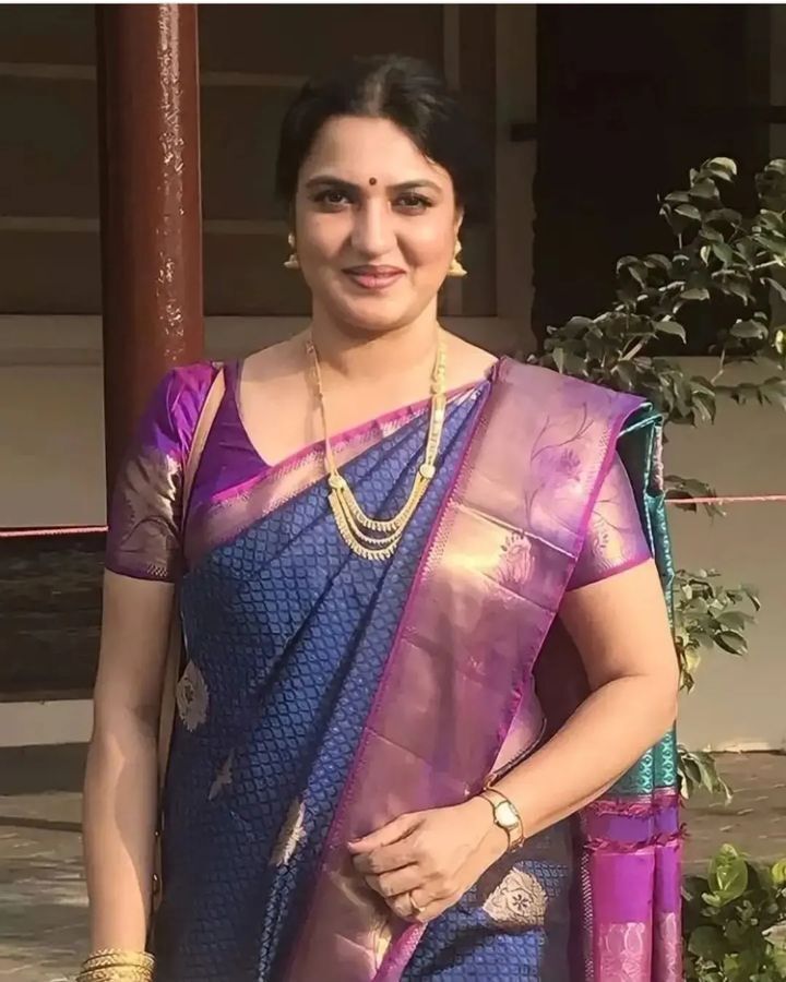 PHOTOS: 50 வயதாகும் 'சின்ன கவுண்டர்' பட நாயகியா இது? ஆளே டோட்டலா மாறிட்டாங்களே.. யாருன்னு பாத்தீங்களா!