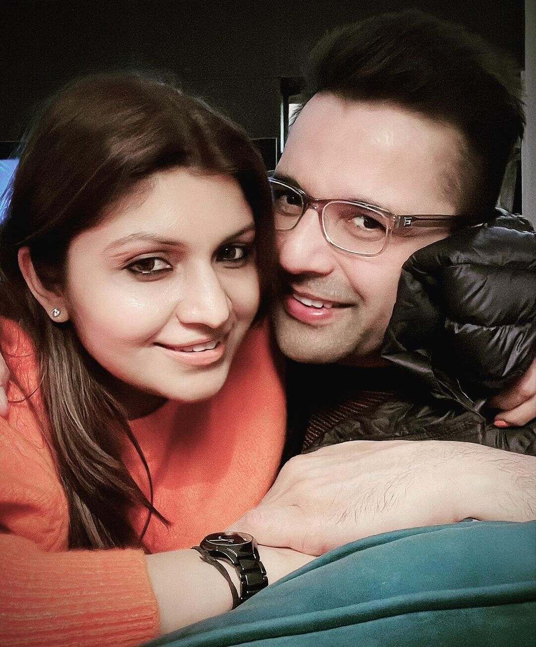 विवेक बिंद्रा की पत्नी के साथ मारपीट के आरोपों के बीच क्यों वायरल हुई संदीप माहेश्वरी की बीवी के साथ रोमांटिक Photos