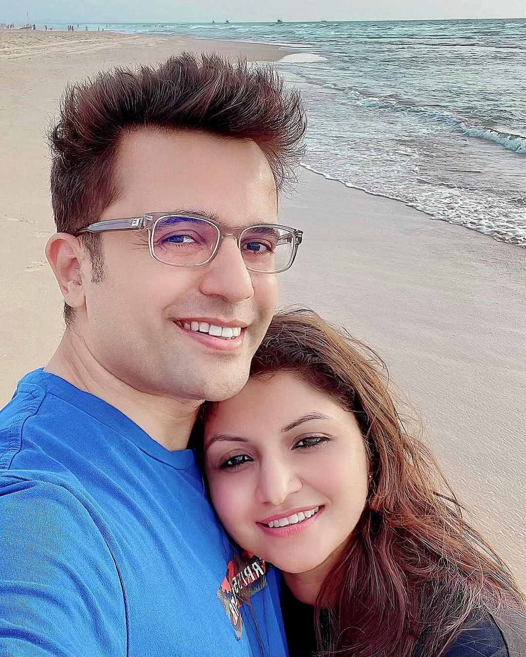 विवेक बिंद्रा की पत्नी के साथ मारपीट के आरोपों के बीच क्यों वायरल हुई संदीप माहेश्वरी की बीवी के साथ रोमांटिक Photos