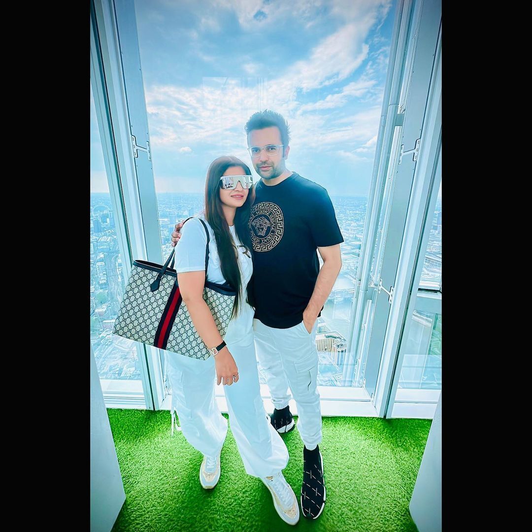 विवेक बिंद्रा की पत्नी के साथ मारपीट के आरोपों के बीच क्यों वायरल हुई संदीप माहेश्वरी की बीवी के साथ रोमांटिक Photos