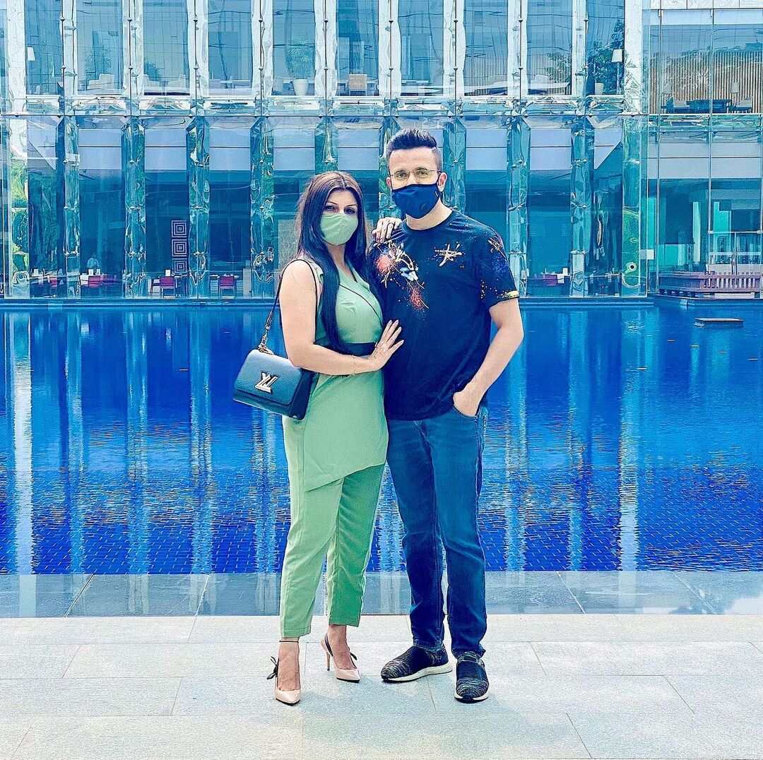 विवेक बिंद्रा की पत्नी के साथ मारपीट के आरोपों के बीच क्यों वायरल हुई संदीप माहेश्वरी की बीवी के साथ रोमांटिक Photos