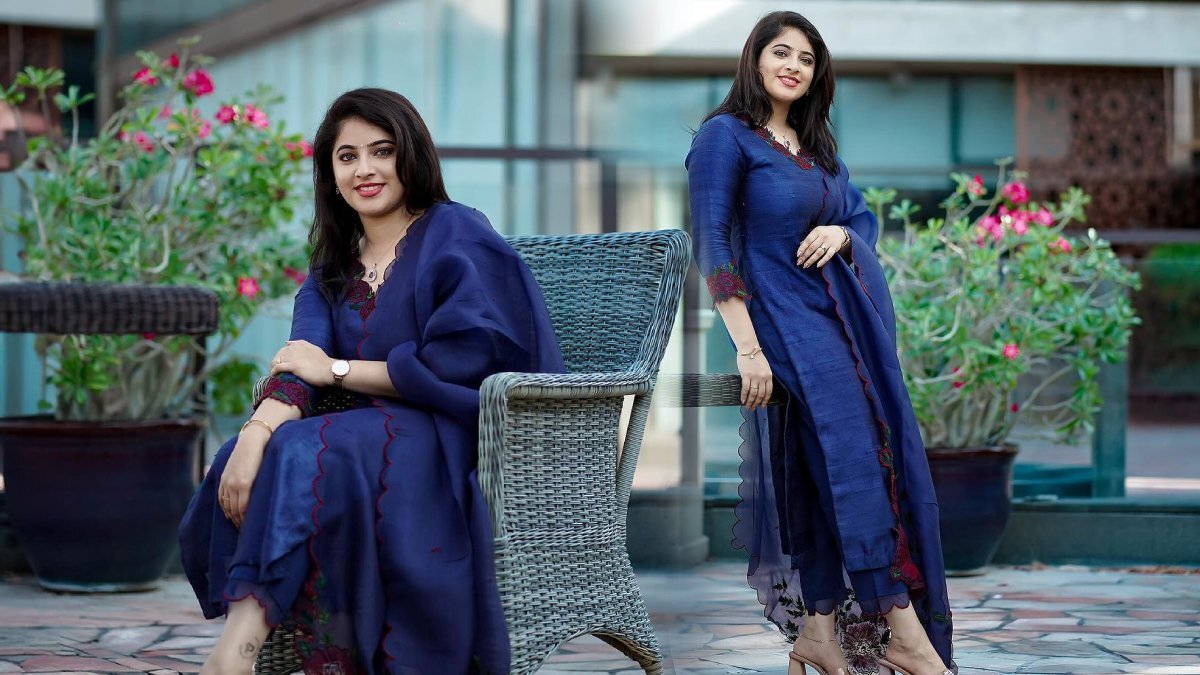Aima Rosmy Sebastian: പുത്തൻ ലുക്ക്, പുത്തൻ മേക്കോവർ... റോയൽ ബ്ലൂവിൽ തിളങ്ങി ഐമ റോസ്മി; ഇൻസ്റ്റയിൽ തരംഗമായി ആർഡിഎക്സ് നായിക