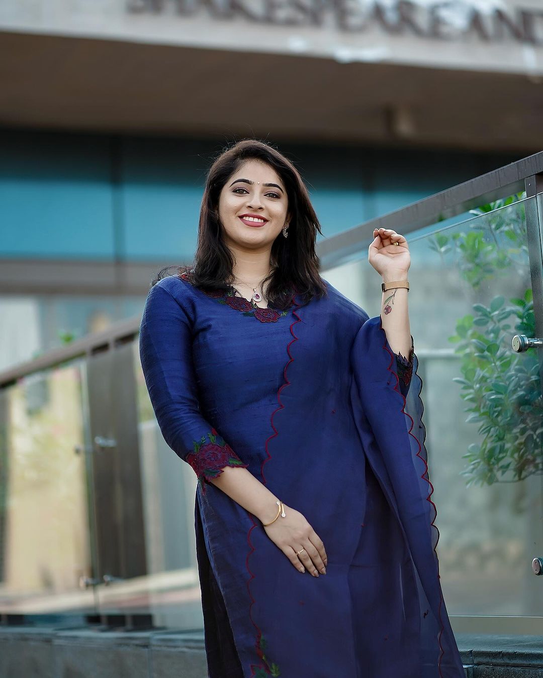 Aima Rosmy Sebastian: പുത്തൻ ലുക്ക്, പുത്തൻ മേക്കോവർ... റോയൽ ബ്ലൂവിൽ തിളങ്ങി ഐമ റോസ്മി; ഇൻസ്റ്റയിൽ തരംഗമായി ആർഡിഎക്സ് നായിക