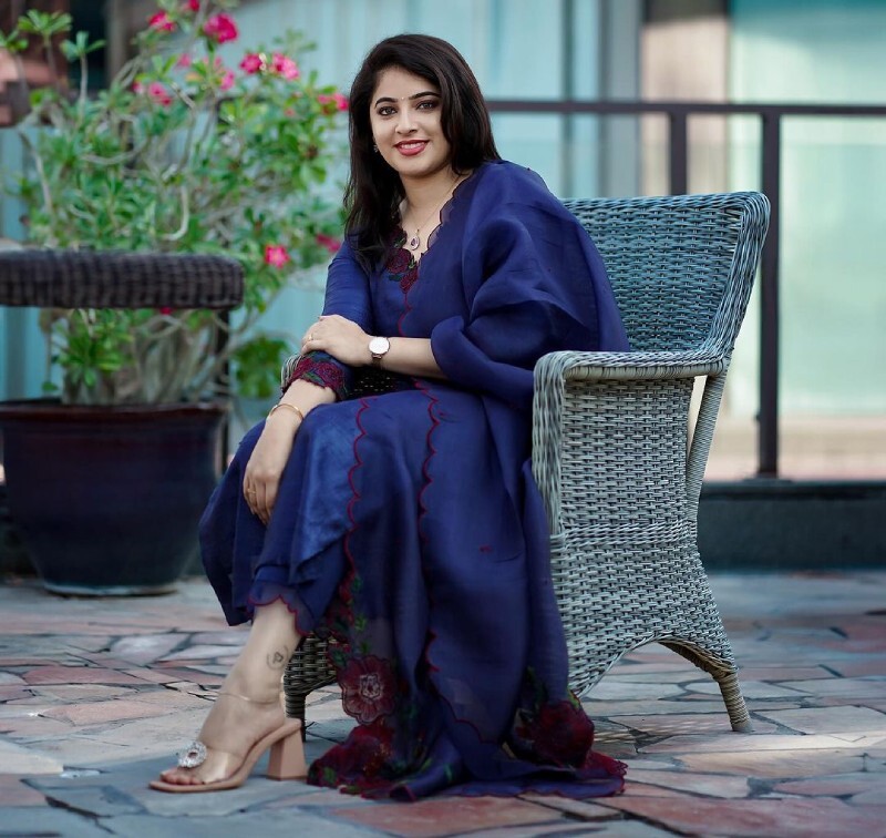 Aima Rosmy Sebastian: പുത്തൻ ലുക്ക്, പുത്തൻ മേക്കോവർ... റോയൽ ബ്ലൂവിൽ തിളങ്ങി ഐമ റോസ്മി; ഇൻസ്റ്റയിൽ തരംഗമായി ആർഡിഎക്സ് നായിക