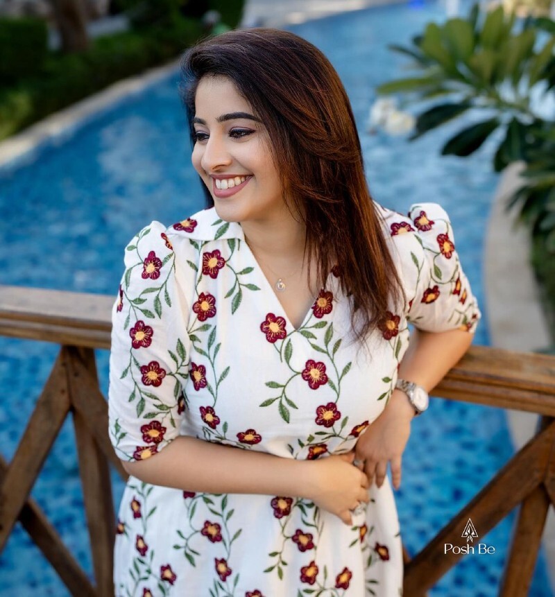 Aima Rosmy Sebastian: പുത്തൻ ലുക്ക്, പുത്തൻ മേക്കോവർ... റോയൽ ബ്ലൂവിൽ തിളങ്ങി ഐമ റോസ്മി; ഇൻസ്റ്റയിൽ തരംഗമായി ആർഡിഎക്സ് നായിക