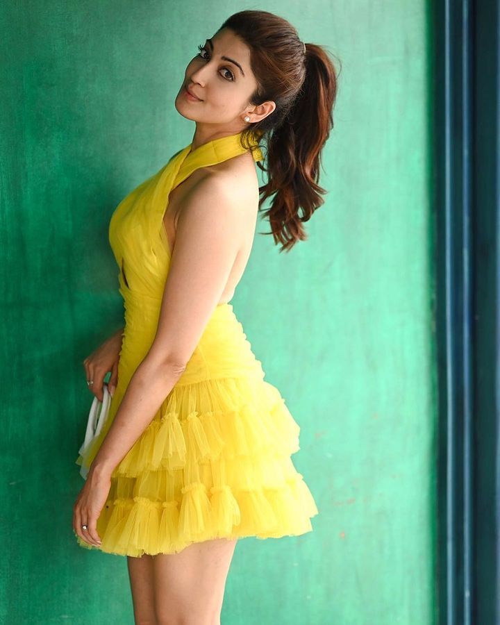 PHOTOS: ஜேனஸ் உடையில் ஜம்முன்னு போஸ் கொடுத்த பிரணிதா.. திக்குமுக்காடி போன ஃபேன்ஸ்!