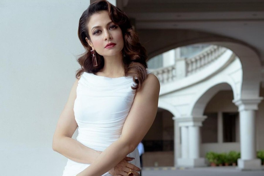 এবার ক্যামেরার সামনে সাদা পোশাকে ধরা দিলেন কোয়েল, দেখুন টলি ডিভার ছবি 