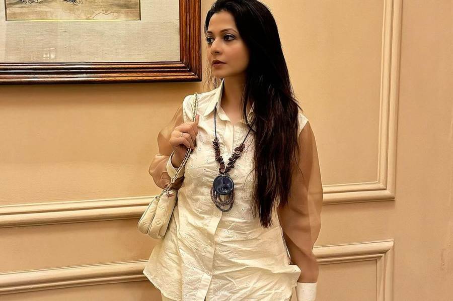 এবার ক্যামেরার সামনে সাদা পোশাকে ধরা দিলেন কোয়েল, দেখুন টলি ডিভার ছবি 