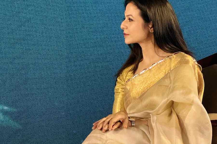 এবার ক্যামেরার সামনে সাদা পোশাকে ধরা দিলেন কোয়েল, দেখুন টলি ডিভার ছবি 