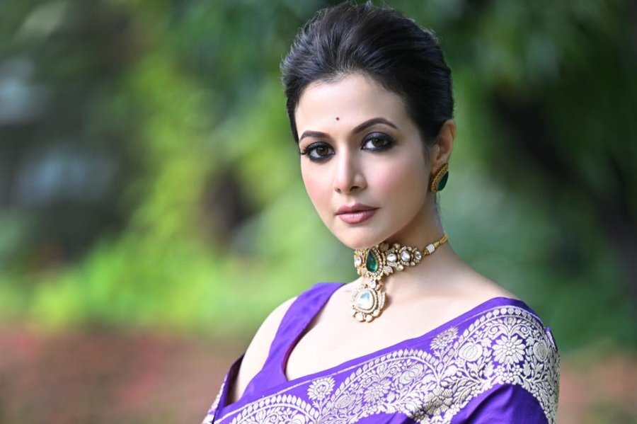 এবার ক্যামেরার সামনে সাদা পোশাকে ধরা দিলেন কোয়েল, দেখুন টলি ডিভার ছবি 