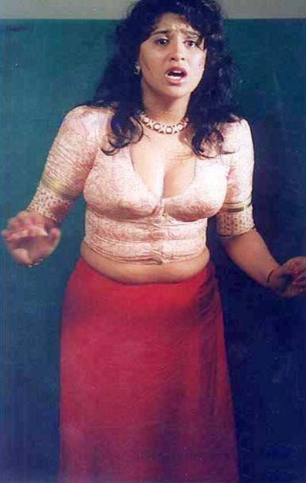 PHOTOS: இந்த 90ஸ் நடிகையை உங்களுக்கு நியாபகம் இருக்கா? ஆள் அடையாளம் தெரியாமல் இப்படி மாறிட்டாங்களே! யாருன்னு பாருங்க! 