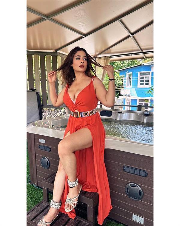 PHOTOS: 43-வது பிறந்தநாளை கொண்டாடும் நடிகை கிரண்.. இவரின் சொத்து மதிப்பு எவ்வளவுன்னு பாத்தீங்களா?