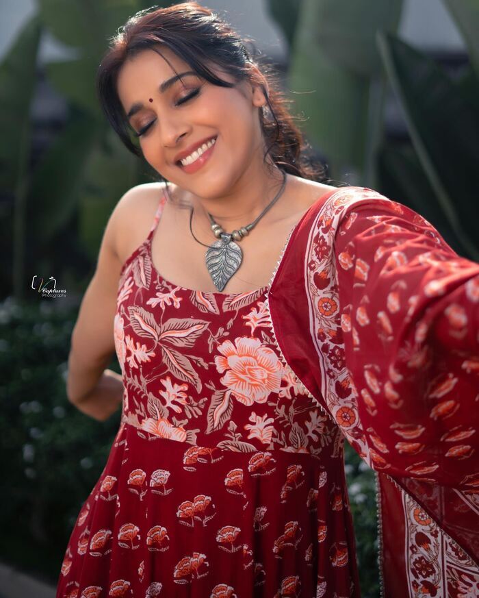 క్యూట్ అందాలతో కవ్విస్తున్న రష్మీ గౌతమ్ | Anchor Rashmi Gautam Attract ...