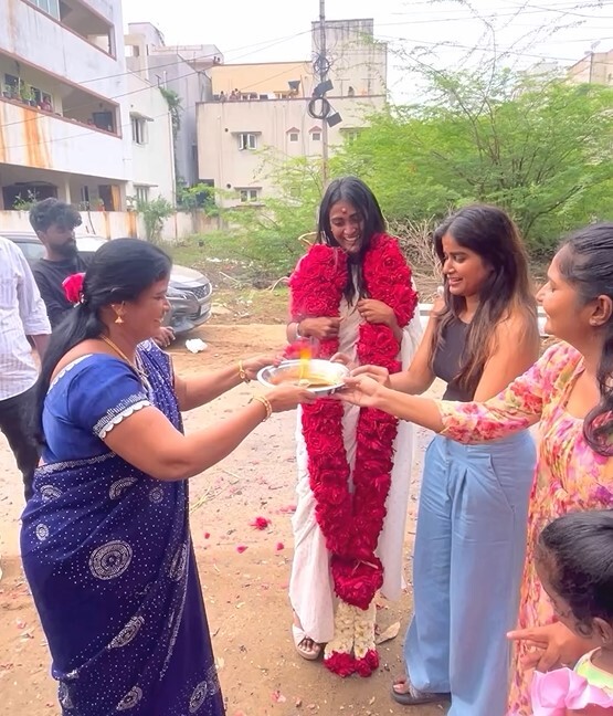 PHOTOS: 16 லட்சத்துடன் வந்த பூர்ணிமா.. ஆட்டம் பாட்டத்துடன் வரவேற்ற குடும்பத்தினர்.. அடேங்கப்பா வேற லெவல் சர்ப்ரைஸ்!