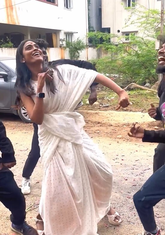 PHOTOS: 16 லட்சத்துடன் வந்த பூர்ணிமா.. ஆட்டம் பாட்டத்துடன் வரவேற்ற குடும்பத்தினர்.. அடேங்கப்பா வேற லெவல் சர்ப்ரைஸ்!
