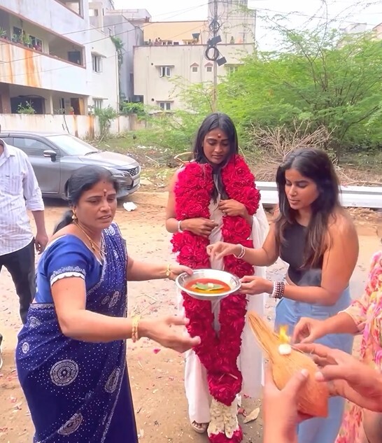 PHOTOS: 16 லட்சத்துடன் வந்த பூர்ணிமா.. ஆட்டம் பாட்டத்துடன் வரவேற்ற குடும்பத்தினர்.. அடேங்கப்பா வேற லெவல் சர்ப்ரைஸ்!