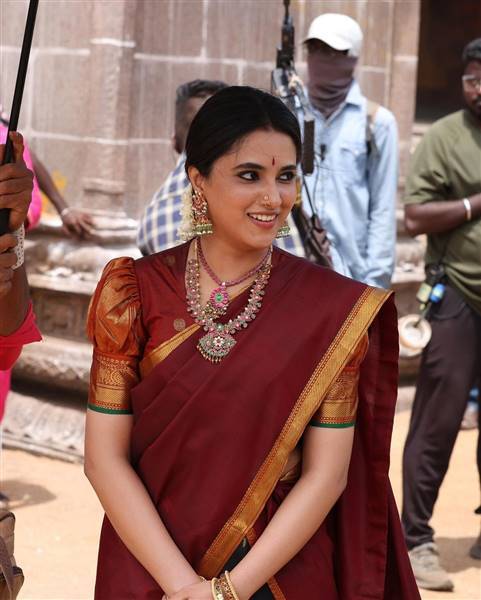 PHOTOS: கையில் துப்பாக்கியுடன்.. மிரளவைக்கும் போஸில் 'கேப்டன் மில்லர்' பட நாயகி.. ஸ்டன்னிங் ஷூட்டிங் ஸ்பாட் பிக்ஸ்!	