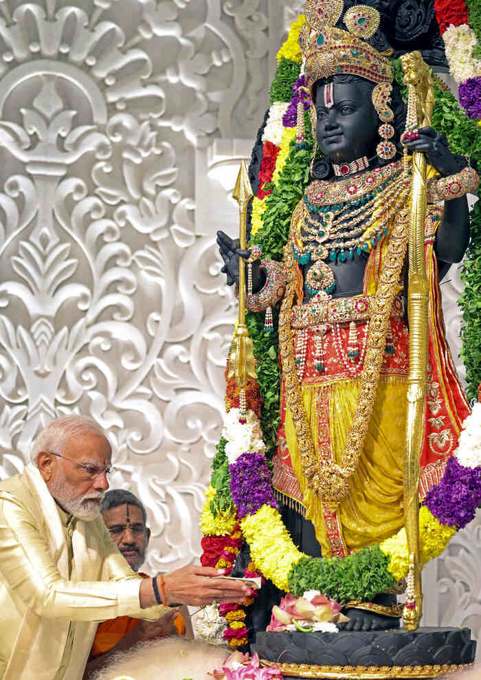 అయోధ్య భవ్యమందిరంలో కొలువుదీరిన బాలరాముడు 