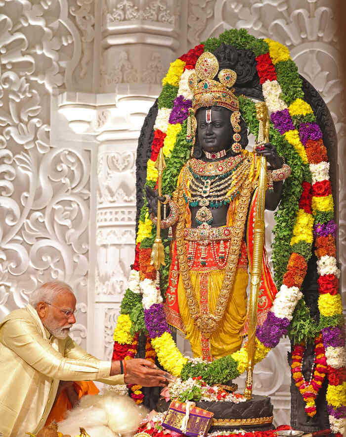 అయోధ్య భవ్యమందిరంలో కొలువుదీరిన బాలరాముడు 