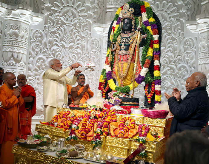 అయోధ్య భవ్యమందిరంలో కొలువుదీరిన బాలరాముడు 