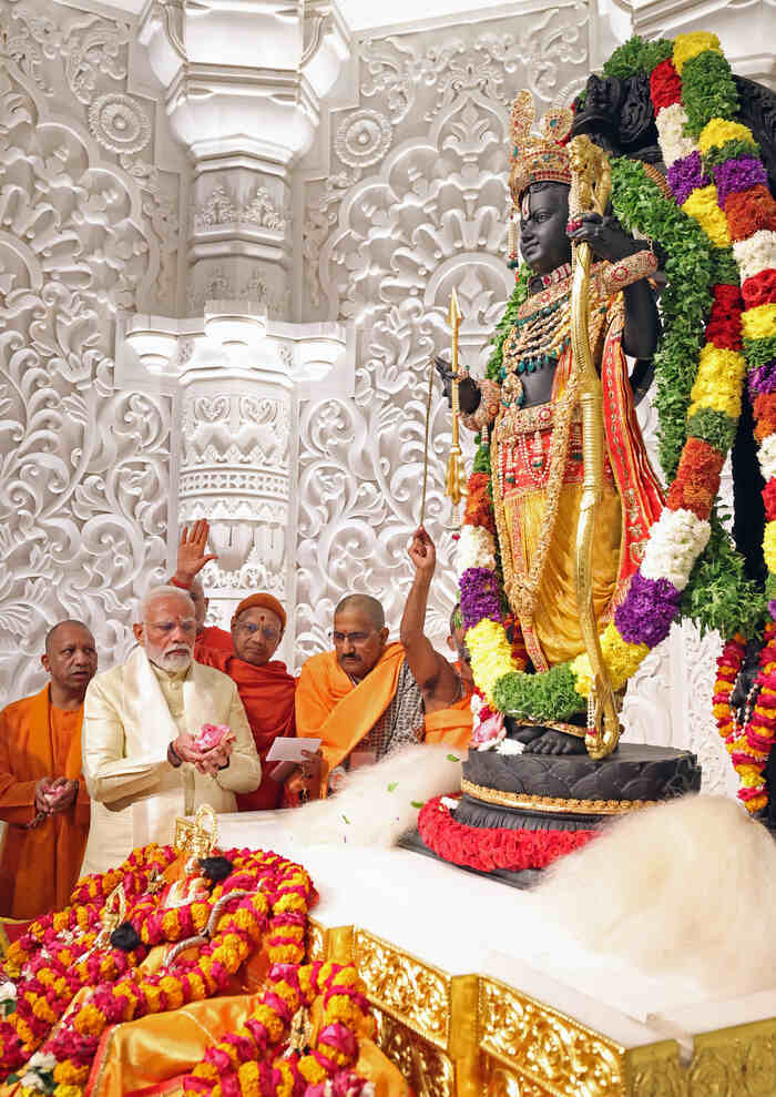 అయోధ్య భవ్యమందిరంలో కొలువుదీరిన బాలరాముడు 