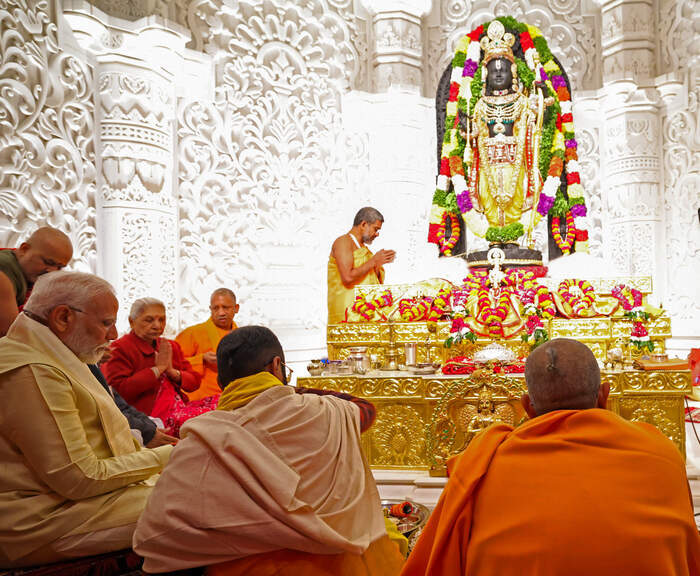 అయోధ్య భవ్యమందిరంలో కొలువుదీరిన బాలరాముడు 