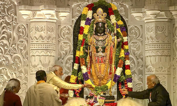 అయోధ్య భవ్యమందిరంలో కొలువుదీరిన బాలరాముడు 