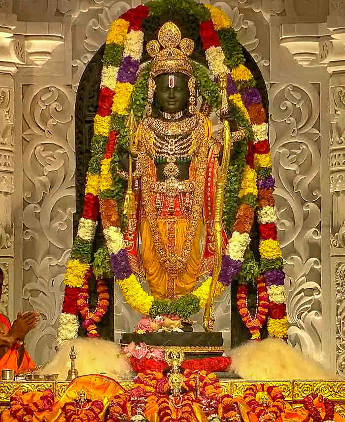 అయోధ్య భవ్యమందిరంలో కొలువుదీరిన బాలరాముడు 